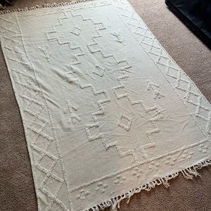 Urban Outfitters Isidora Hilo Rug 5x7